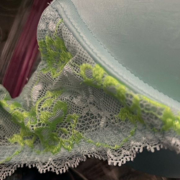 Victoria’s Secret Push up Pigeonnant Lace Bra Size 32C - Picture 4 of 7